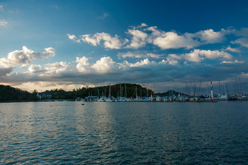 Obraz premium water, sky, sea, lake, landscape, ocean, clouds, blue, sunset, nature, summer, reflection, beach, sun, horizon, river, coast, dusk, panorama, view, bay, night, travel, evening,bridge, sunset, city, p