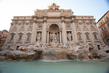 Fototapeta na wymiar sunrise in Fontana de trevi Rome