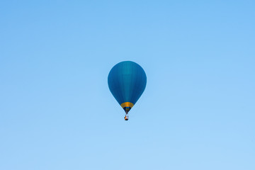 Naklejka premium Blue balloon flying in the blue sky