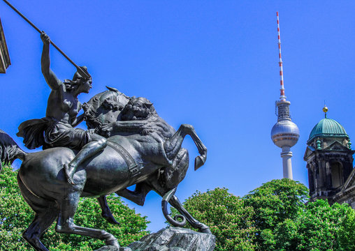 Berling Statue tower blue sky