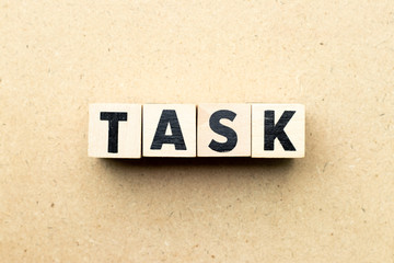 Obraz premium Letter block in word task on wood background