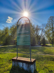 SŁONECZNY DZIEŃ W PARKU.  PARK IM. JÓZEFA PIŁSUDSKIEGO  (NA ZDROWIU). ŁÓDŹ, POLSKA   © michalsen