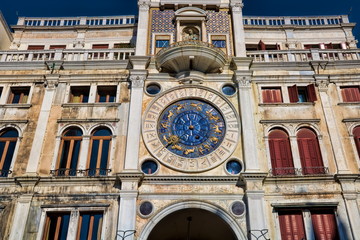 venedig, italien - historischer palazzo mit uhrturm am markusplatz