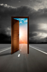 Tür nach Draußen auf einer Straße