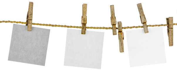 Vieilles pinces en bois sur corde à linge  © Unclesam