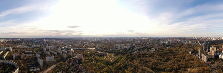 Obraz premium panoramic view of the houses and parks of the big city view from the drone