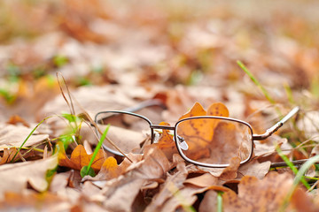 Lost glasses as symbol of sudden vision loss.