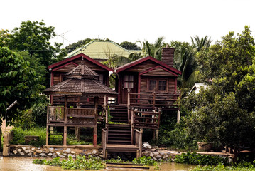 Fototapeta na wymiar Life and houses along the river
