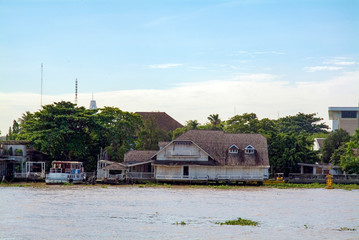 Obraz premium Life and houses along the river