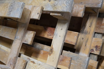 Palets de madera apilados