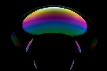 Farbenfrohe Krone einer Seifenblase- Soap Bubble - vor schwarzem Hintergrund