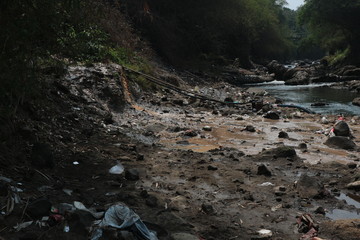 Obraz na płótnie Canvas garbage in the river