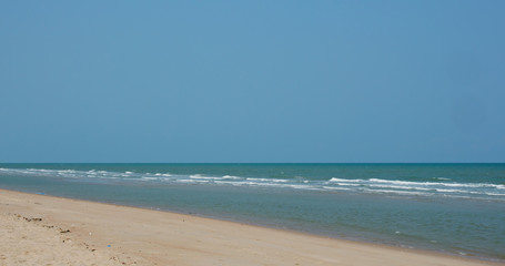 Fototapeta na wymiar Beautiful sky and sandy beach