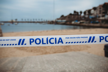 Obraz premium Police sign at closed beach