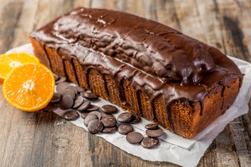 marbled chocolate pudding with chips on wood