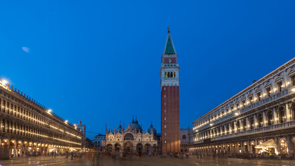 Naklejka premium Dzwonnica i historyczne budynki na Piazza San Marco w nocy w Wenecji