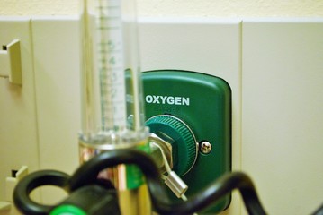 Oxygen port pressure regulator flow meter in the emergency room