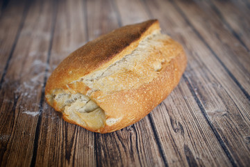 Pane su tavolo in legno