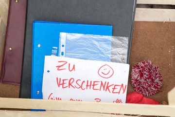 Box full of objects to give away and German message ´Zu Verschenken´