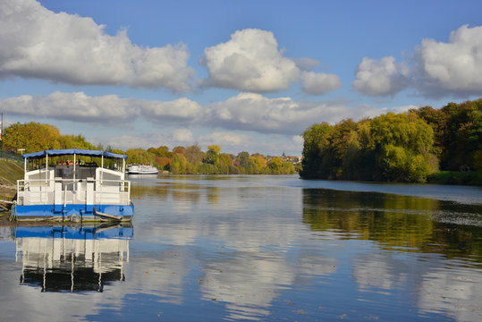 Sur la Seine en bateau &agrave; Andr&eacute;sy (78570), d&eacute;partement des Yvelines en r&eacute;gion &Icirc;le-de-France, France