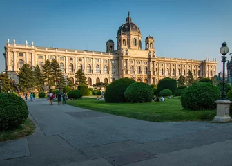 Deurstickers Tourists arrive to view the historic artwork of the Kunsthistorisches Museum in Vienna, Austria © Jeffery Edwards
