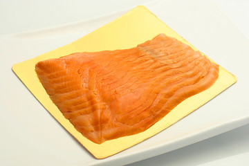 소포장용으로 슬라이스 된 훈제연어 제품 