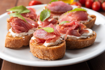 Crostini con tonno affumicato e crema di formaggio, antipasti italiani 