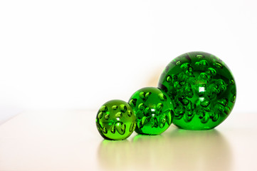 Conjunto de tres bolas verdes en un fondo blanco