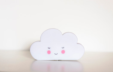 Preciosa nube blanca con mejillas sonrosadas en fondo blanco