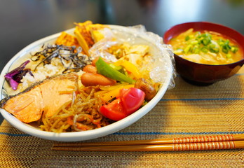 大皿に盛られた日本の手作り弁当と味噌汁