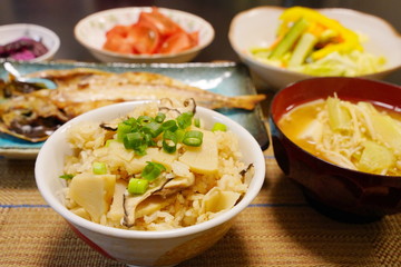 日本の伝統的な料理　たけのこご飯