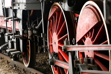 Dettaglio della ruota di una locomotiva antica a carbone del 1800