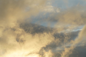 Fototapeta na wymiar Wolken Himmel in gelb und blau nach einem Regen