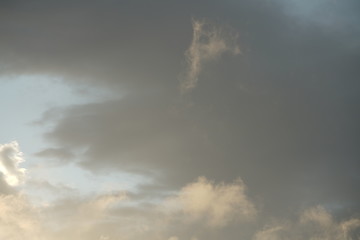 Fototapeta na wymiar Wolken Himmel in gelb und blau nach einem Regen Schauer