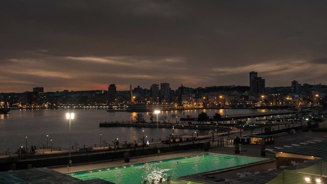 Hyperlapse de atardecer colorido en A Coru&ntilde;a con la marina y la Solana de fondo.