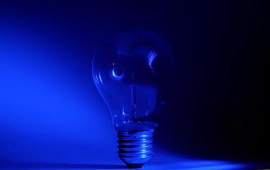 the light bulb without electricity that gives blue light in the shadow
