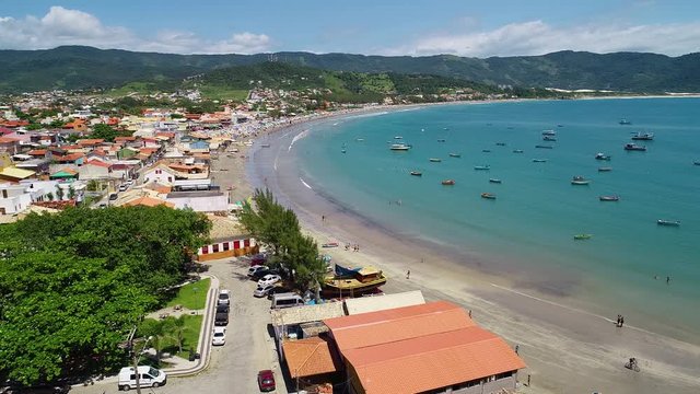 Filmagem de drone da praia de Garopaba em Santa Catarina
