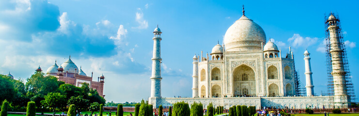 Fototapeta na wymiar The Grate Taj Mahal of India was commissioned by Shah Jahan in 1631 