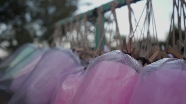 Venta de dulces y coloridos algodones de az&uacute;car