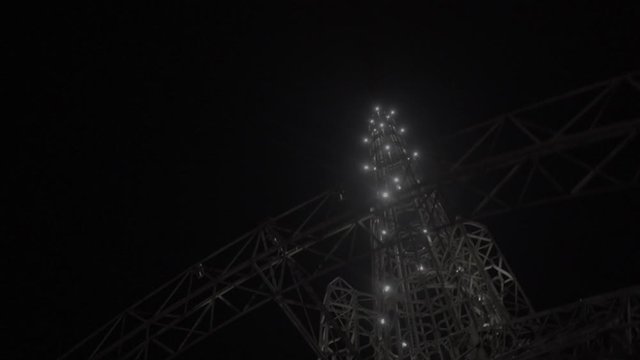 Paseo nocturno observando la torre