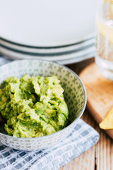 Guacamole fait maison avec des tortillas chips de maïs - Préparation traditionnel mexicaine épicée