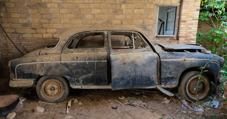 Naklejka premium old abandoned car