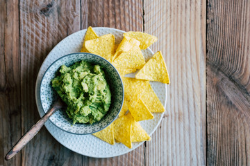 Guacamole fait maison avec des tortillas chips de maïs - Préparation traditionnel mexicaine épicée