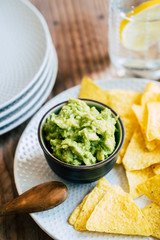 Guacamole fait maison avec des tortillas chips de maïs - Préparation traditionnel mexicaine épicée