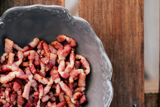 Lardons fum&eacute;s en lamelles dans un bol sur la table de la cuisine