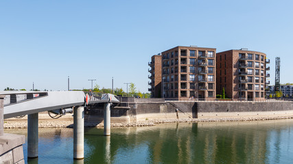 Fototapeta premium Mainz, Zollhafen, die Südmole mit den Schiffshäusern. 23.04.2020.