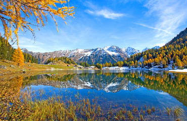 Bergsee im Herbstfenster