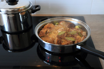 Pieczenie mięsa na patelni, na kuchni indukcyjnej