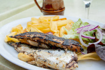 Assiette de deux harengs grillés et frites