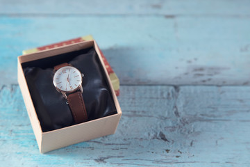 Naklejka premium woman watch on box on the table